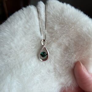 Elegant Silver Necklace with Green Gemstone